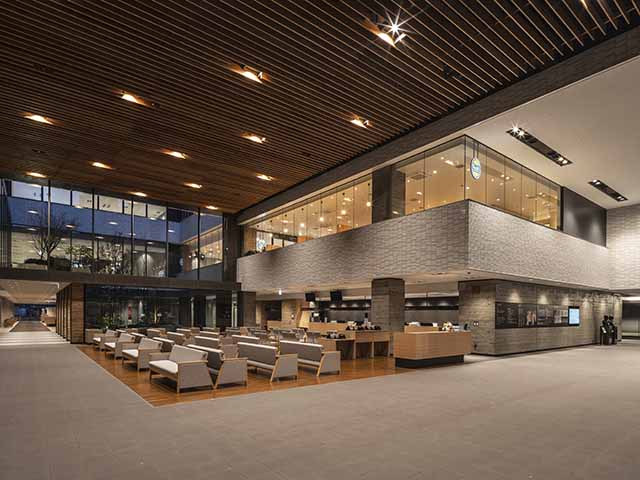 松山赤十字病院新病院建設事業（大成・白石・大和特定ＪＶ）　1階エントランスホール・総合案内