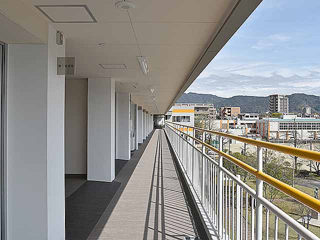 愛媛大学（持田）附属中学校本館等改修その他 西棟オープン廊下